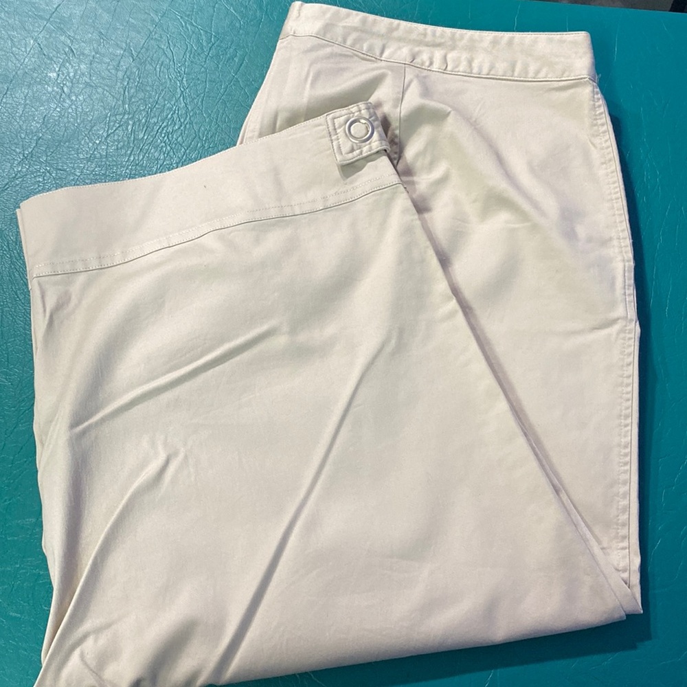 Avenue Capris